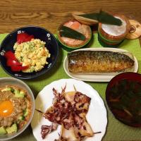 ポテトサラダ・サーモンの笹漬け・小鯛の笹漬け・焼き鯖寿司・白菜と舞茸のお味噌汁・小イカの干物・アボキムチ納豆
